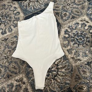 WHITE ONE SHOULDER BODYSUIT